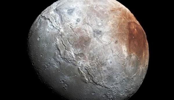 العلماء يقدمون تفسيرا جديدا لإحمرار القطب الشمالي لقمر بلوتو