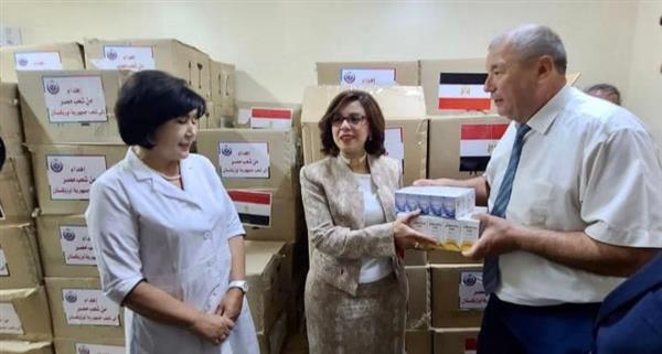 سفيرة مصر لدى أوزبكستان تشهد مراسم الاحتفال بتسليم شحنة المساعدات الطبية المقدمة للشعب الأوزبكى
