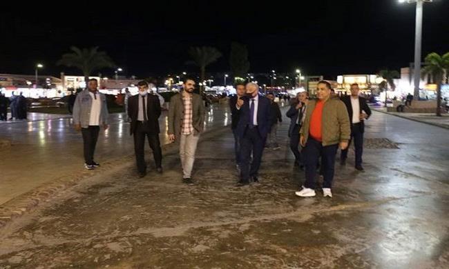 وسط أجواء احتفالية مبهرة بالعام الجديد.. محافظ جنوب سيناء يتفقد الفنادق ويتجول طرقات شرم الشيخ