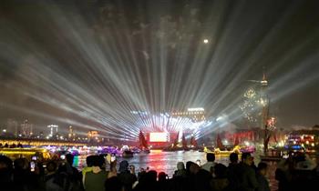   المواطنون يحتفلون بالعام الميلادى الجديد على كوبري قصر النيل 