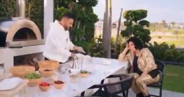 حماقي يفاجئ إسعاد يونس وبعزمها على بيتزا من إيده