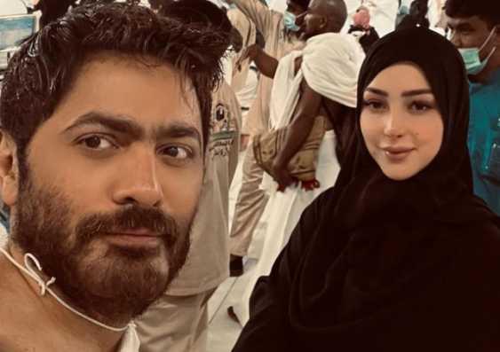 ليلة رأس السنة.. تامر حسنى وزوجته فى الكعبة المشرفة
