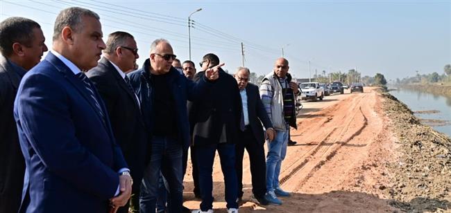وزير الري يتفقد مشروعات تأهيل ترعتى قنديل وأم دومة بمركز طما بسوهاج 