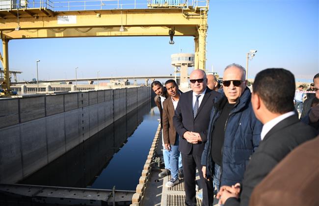 وزير الموارد المائية والري ومحافظ قنا يتفقدان قناطر نجع حمادي الجديدة 
