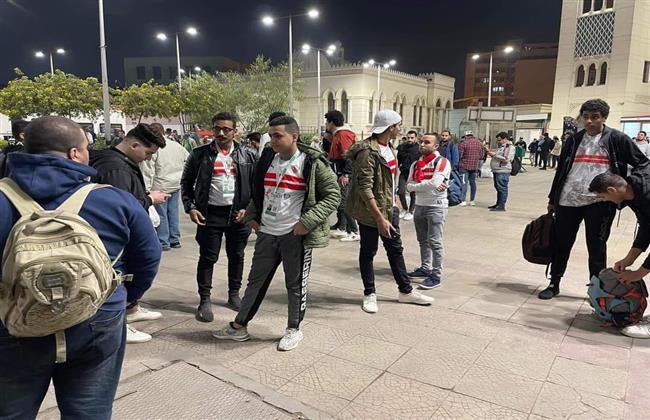 جماهير الزمالك بمحطة القطار استعدادًا للسفر إلى أسوان