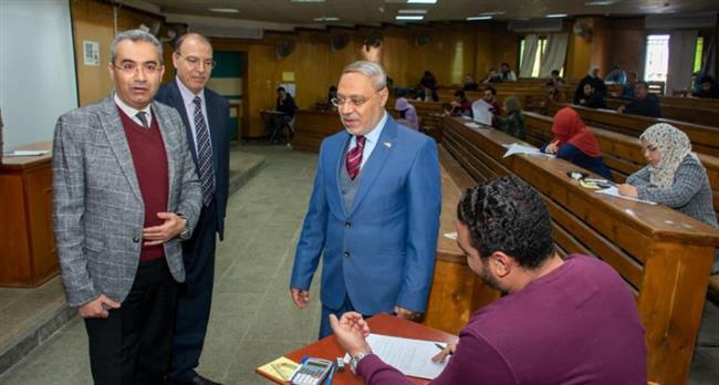 رئيس جامعة طنطا يتفقد سير أعمال الامتحانات بكليتى الحقوق والهندسة