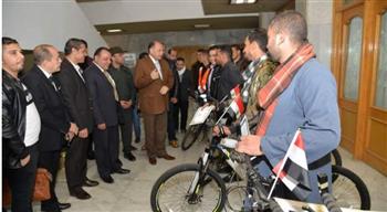   محافظ أسيوط يسلم 30 دراجة هوائية لأبناء وأسر الشهداء والمصابين 