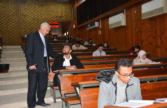 نائب رئيس جامعة أسيوط يتابع أعمال سير الامتحانات ببعض كليات الجامعة 