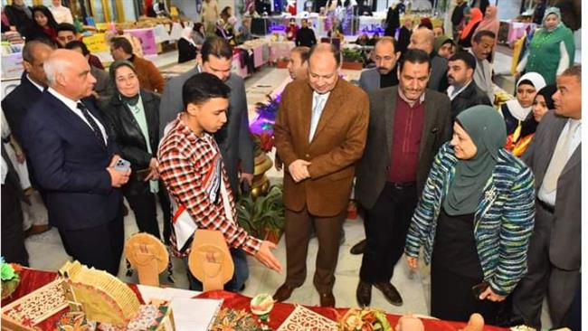 محافظ أسيوط ونائب وزير المالية يتفقدان معرض المنتجات الفنية والمشغولات اليدوية 
