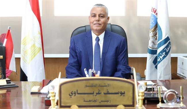 رئيس جامعة جنوب الوادى يؤكد أعمال التصحيح خلال امتحانات الفصل الدراسي الأول