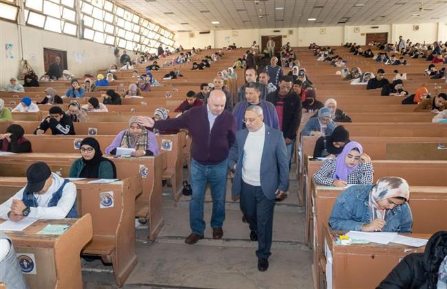 رئيس جامعة طنطا يتفقد سير الامتحانات بكلية التربية 