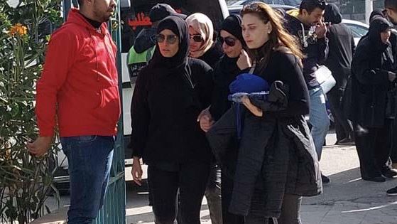 لم تحضر سوى فنانة واحدة.. غياب نجوم الفن عن جنازة والد ريم البارودي