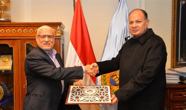 محافظ أسيوط يكرم الدكتور ممدوح بداري مدير الطب البيطري لبلوغه سن المعاش 