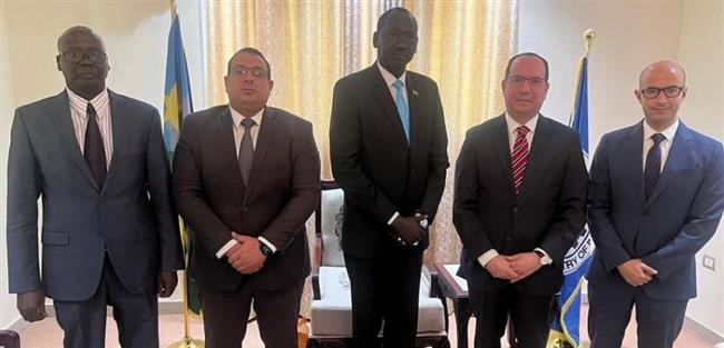 سفير مصر لدى جنوب السودان يلتقي وزير الاستثمار
