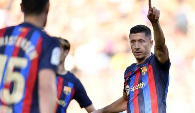 ليفاندوفسكي يتصدر تشكيلة برشلونة لمواجهة بيتيس