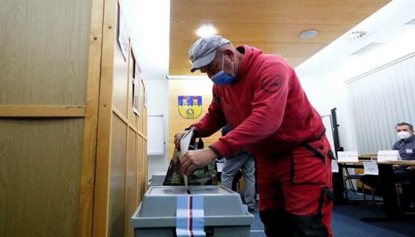 التشيكيون يبدأون في التصويت بالجولة الأولى من الانتخابات الرئاسية