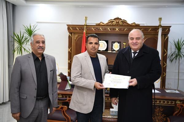 محافظ قنا يكرم رئيس قرية أبومناع بحرى لتفانية والخلاصة فى العمل