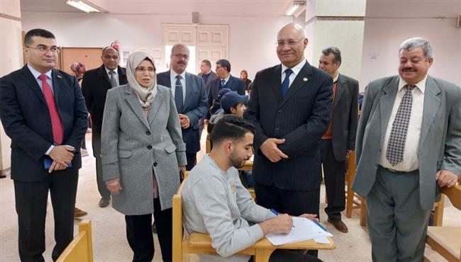 رئيس جامعة بنها يتفقد الامتحانات بكليتى الزراعة والطب البيطرى 