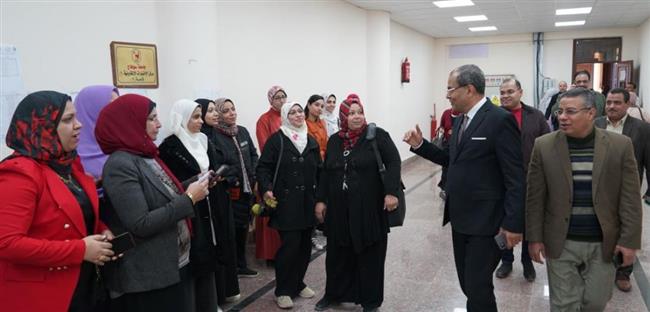رئيس جامعة سوهاج يتفقد الأمتحانات الإلكترونية لكلية الصيدلة والمعهد الفني للتمريض