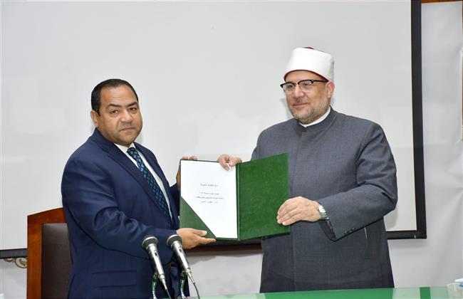 وزير الأوقاف يتسلم من رئيس الجهاز المركزي للتنظيم والإدارة نتيجة مسابقة الأئمة 2022