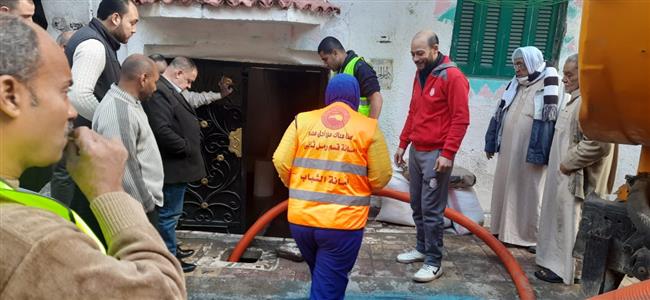 مستقبل وطن بالإسكندرية يساهم في نزح تجمعات مياه الأمطار 