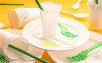   بريطانيا تحظر استخدام الأكواب وأواني الطعام البلاستيكية