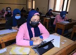 طلاب ثانية ثانوي بالقاهرة يؤدون امتحان العربي اليوم