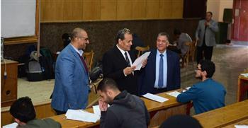 رئيس جامعة سوهاج يتفقد سير امتحانات  الفصل الدراسي الأول بكلية الهندسة