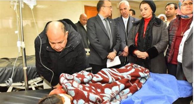 محافظ أسيوط يزور مصابي حادث إنقلاب سيارة ربع نقل بالطريق الصحراوي 