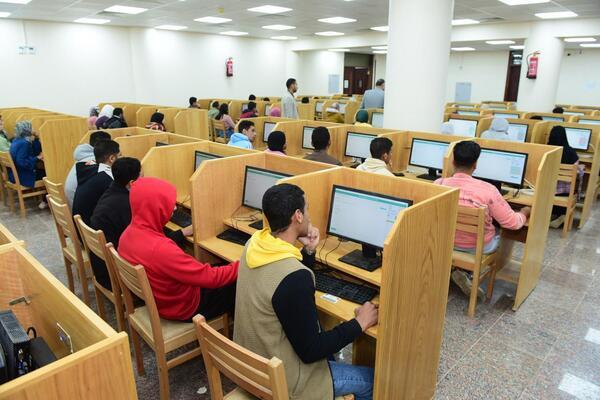 2232 طالب وطالبة بتمريض سوهاج يؤدون امتحانات الترم الأول إلكترونياً 