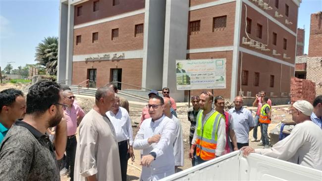 معاون محافظ بني سويف يتفقد سير العمل في مشروعات «حياة كريمة» بمركز ناصر