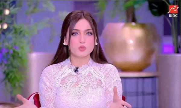  ياسمين عز: السيدة المتزوجة من محامي يبقي مامتها داعيالها