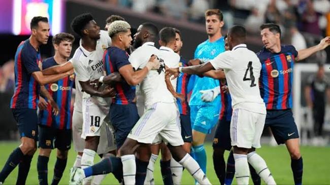 الكلاسيكو.. برشلونة يقهر ريال مدريد بثلاثية ويتوج بالسوبر الإسباني