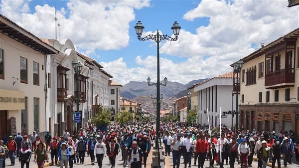 بيرو.. آلاف المتظاهرين يتوجهون إلى ليما رغم إعلان حالة الطوارئ