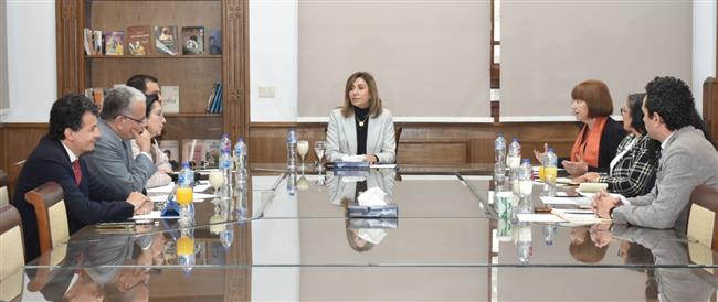 وزيرة الثقافة تلتقي مدير المجلس الثقافي بريطاني لبحث التعاون في مجالات حفظ التراث والاقتصاد الإبداعي 