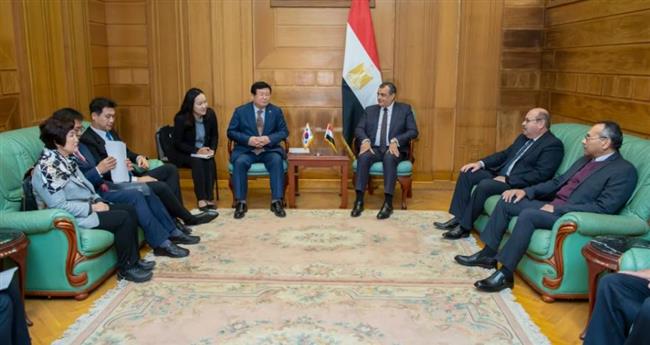 وزير الإنتاج الحربى يستقبل وفد "البرلمان الكوري الجنوبي"