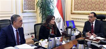 مدبولي يتابع مع الرئيس التنفيذي للهيئة العامة للاستثمار والمناطق الحرة عددا من ملفات العمل