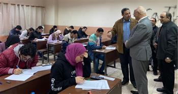 رئيس جامعة بنها يتفقد سير الامتحانات بكلية الهندسة بشبرا 