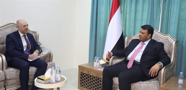 اليمن وبريطانيا يبحثان الجهود الإقليمية والدولية لتحقيق السلام