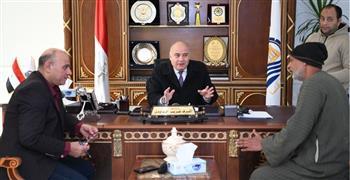 محافظ قنا يواصل استقبال المواطنين بمكتبه لبحث شكواهم 