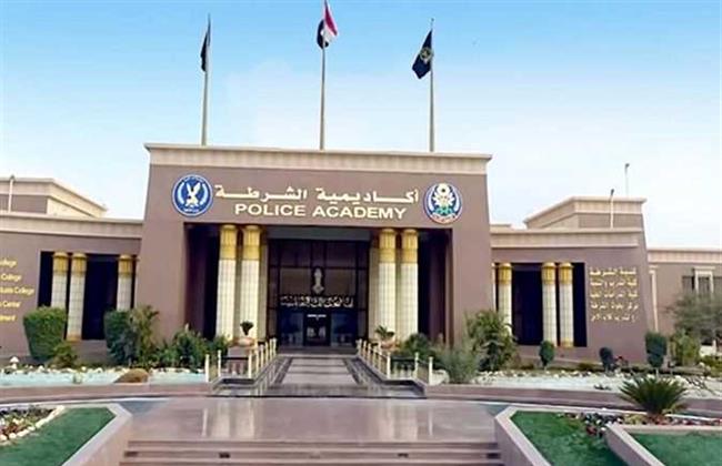 زيارة وفد من كلية الشرطة لإحدى المدارس تزامناً مع قرب الاحتفال بعيد الشرطة