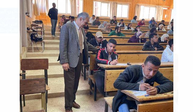 نائب رئيس جامعة أسوان يتابع إمتحانات كلية التجارة للفصل الدراسي الأول 