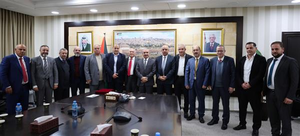 اشتية يلتقي رجال الأعمال الفلسطينيين لتوسيع القاعدة الإنتاجية