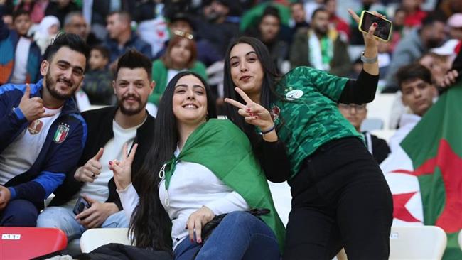 حسناوات الجزائر يدعمن منتخب بلادهن أمام أثيوبيا 