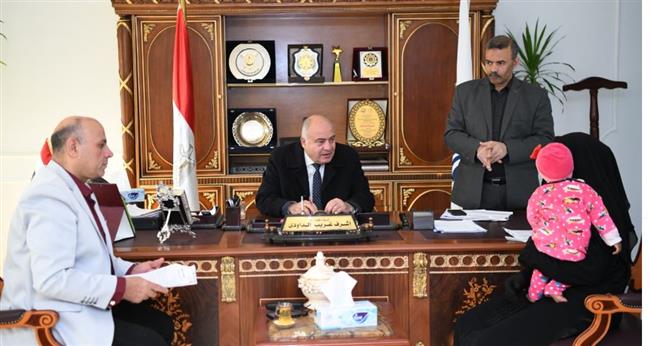 "الداودي" يواصل استقبال مواطني قنا لبحث شكواهم 