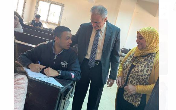 نائب رئيس جامعة أسوان يتابع امتحانات كلية الآثار