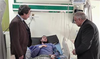 نائبا رئيس جامعة طنطا يزوران طالب كلية الطب المصاب  فى حادث التصادم  