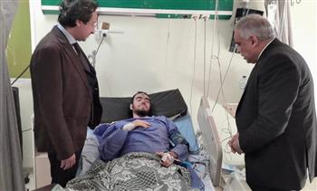   نائبا رئيس جامعة طنطا يزوران طالب كلية الطب المصاب  فى حادث التصادم