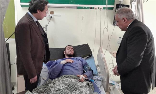 نائبا رئيس جامعة طنطا يزوران طالب كلية الطب المصاب  فى حادث التصادم