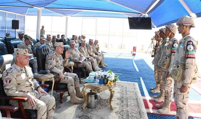 الفريق أسامة عسكر يشهد بياناً عملياً للتكتيكات الصغرى والمهارة فى الميدان لإحدى وحدات المنطقة الجنوبية